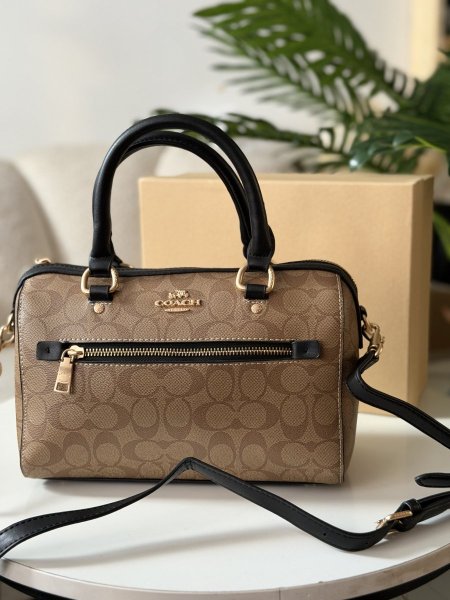 حقيبةً كوتش لون اسود وبيج حجم كبير